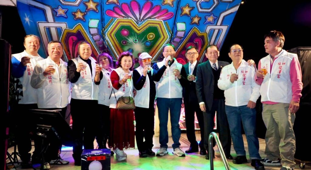 二水門艋舺龍津宮歲末傳愛 舉辦名家公益揮毫暨尾牙聯歡晚宴 圖說:管委會團隊合影 艋舺二水門龍津宮管理委員會全體成員於晚宴舞台上合影留念。眾人身著統一隊服舉杯,向現場參與的信眾及貴賓致意,感謝各界過去一年來對宮務的熱情護持。(圖/主辦單位提供)