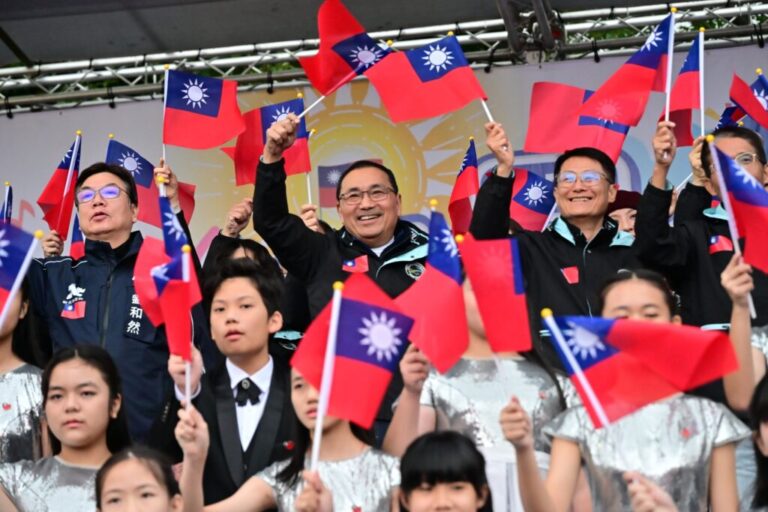 新北元旦升旗   侯友宜：齊聲合唱〈明天會更好〉及〈再出發〉為城市加油