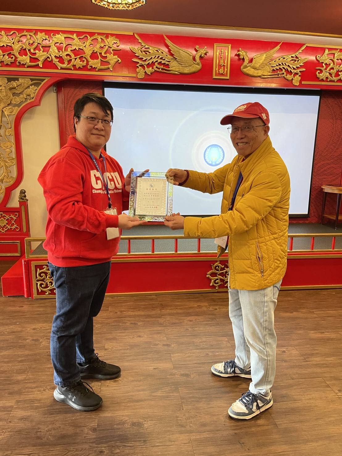 台北市校友會張意良理事長（左）獲聘為校友總會常務理事，證書由校友總會陳義正理事長（右）於活動現場頒發，見證校友凝聚與傳承同行。圖：中原大學校友總會提供