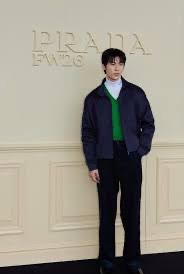 台灣國民老公許光漢現身米蘭服裝秀引爆話題 灰調 Prada 造型詮釋極簡紳士魅力 台灣國民老公許光漢現身米蘭服裝秀引爆話題 灰調 Prada 造型詮釋極簡紳士魅力