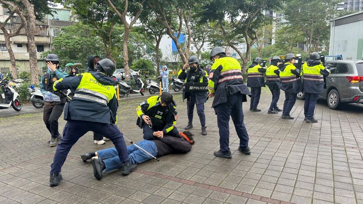 中和防搶演練空拍圍捕唾液毒品快篩 情境逼真震撼 中和防搶演練空拍圍捕唾液毒品快篩 情境逼真震撼
