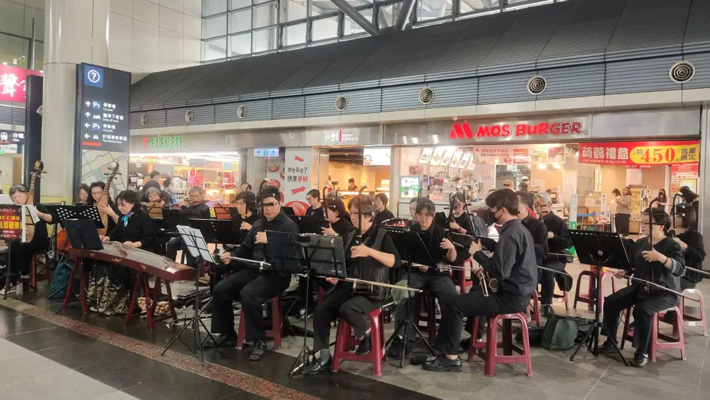高鐵台南站國樂悠揚 古今融合動人心弦 高鐵台南站國樂悠揚 古今融合動人心弦