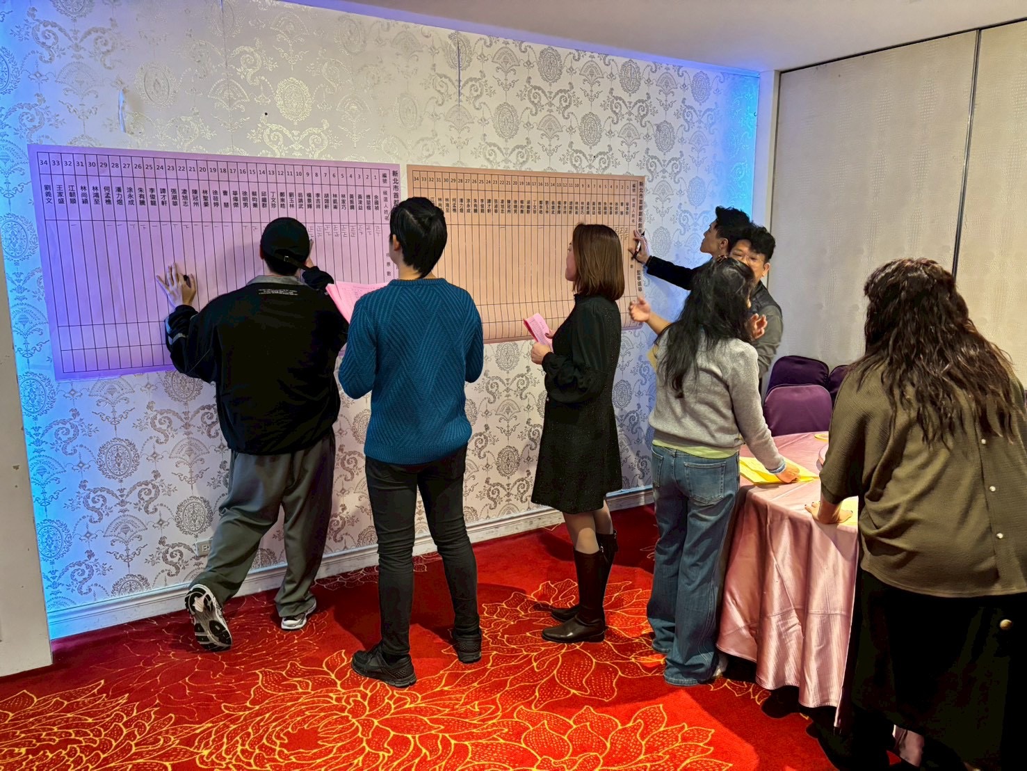 新北市首都創新創業協會成立大會現場進行理監事選舉開票、計票作業，與會成員共同見證協會正式啟動。（圖／新北市首都創新創業協會提供）