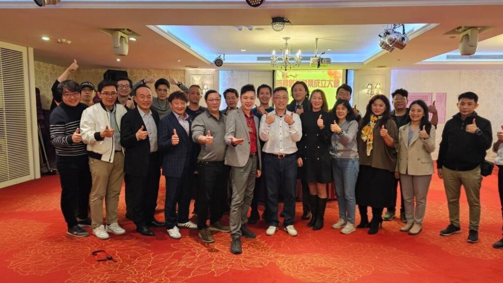 新北市首都創新創業協會成立 打造長期共贏平台 新北市首都創新創業協會1月28日舉行成立大會,理監事團隊與會員大合照,展現新北創業圈凝聚力。(圖/新北市首都創新創業協會提供)