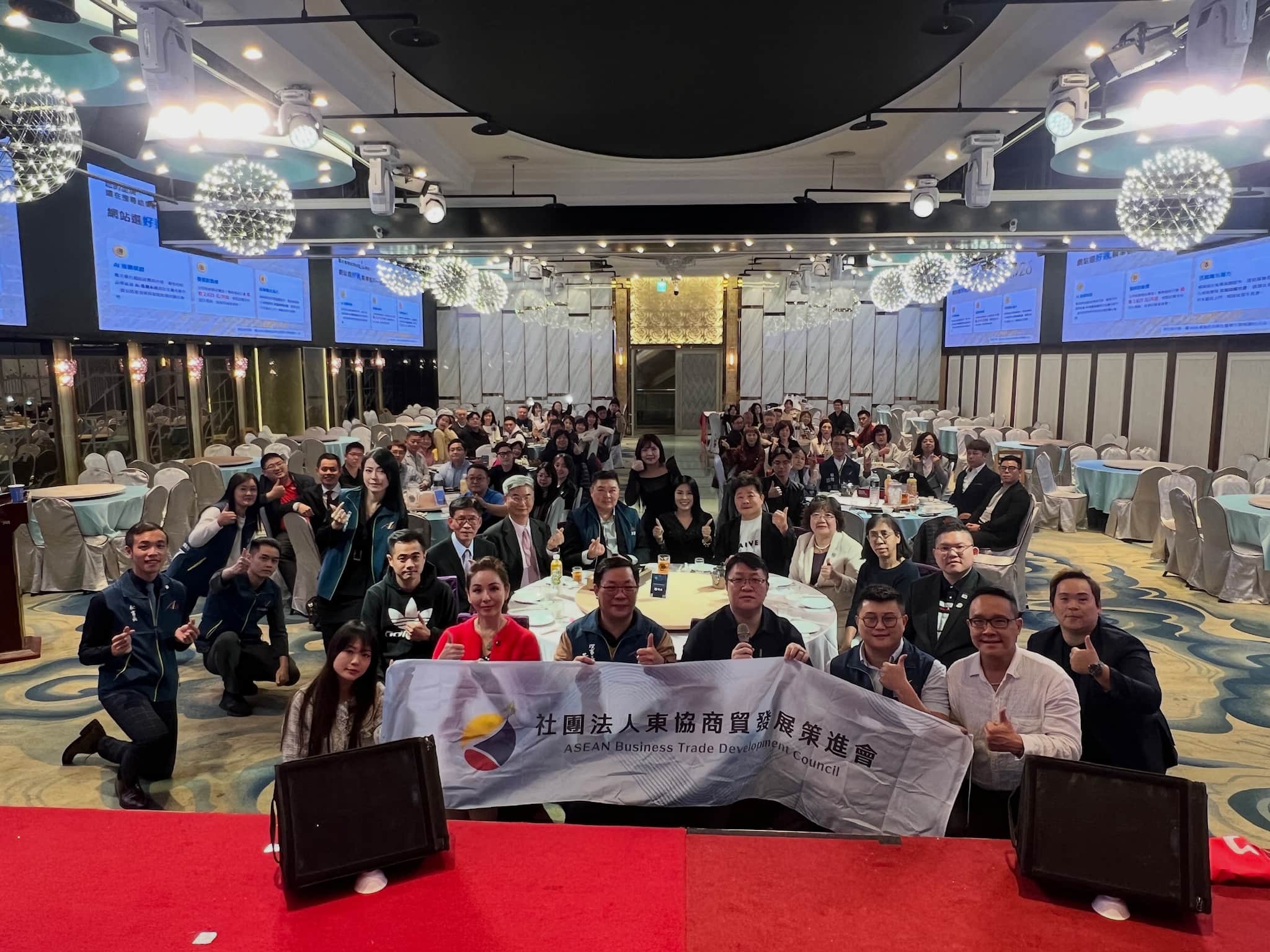 ASEA攜手TACA擴大合作 2026啟動社團媒體平台 圖說:亞太搜尋引擎產業協會(ASEA)攜手東協商貿發展策進會(TACA)舉辦「善緣匯聚,共創公益」歲末聯歡晚宴,匯聚多個公協會與商界代表跨界交流,展現社團整合的強大凝聚力。(圖/主辦單位提供)