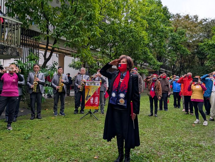 風雨生信心 板橋榮家元旦升旗愛國情操動人 風雨生信心 板橋榮家元旦升旗愛國情操動人