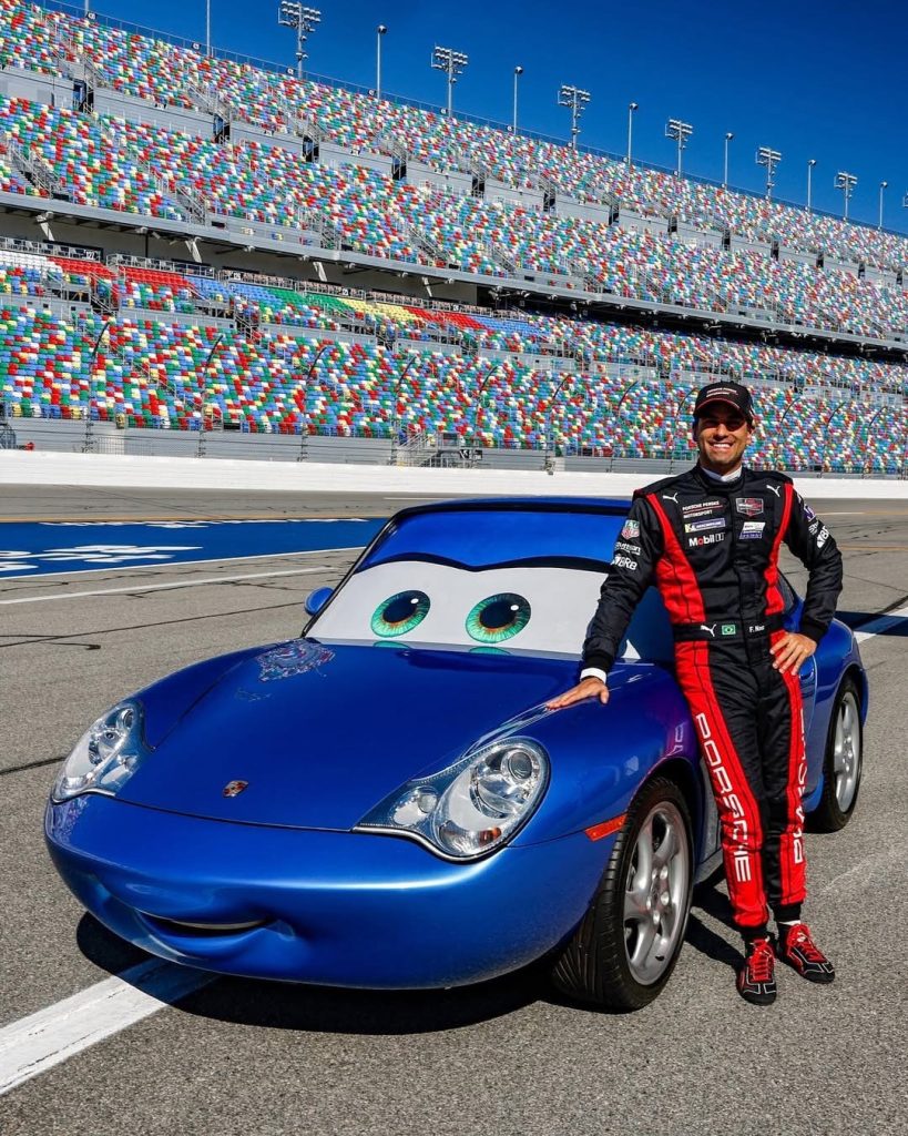 汽車總動員卡通公仔車出現在F1賽車的現場 速度重逢的片刻溫柔 汽車總動員卡通公仔車出現在F1賽車的現場 速度重逢的片刻溫柔