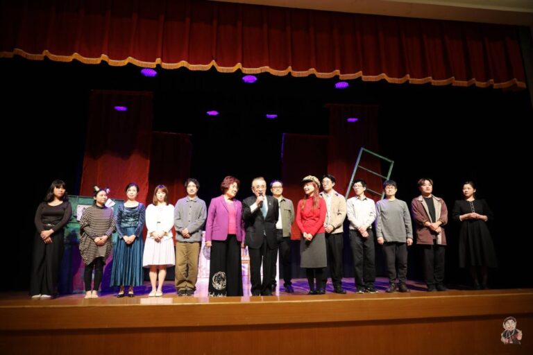 一個人的故事，一個世代的覺醒：舞台劇