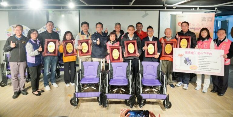 善心企業團體讓愛輪轉   9單位合捐新北305台輪椅