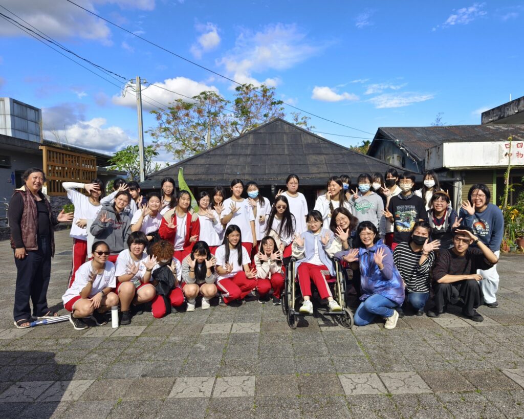 「愛的循環・逆風同行 五味屋元旦特賣會」 邀請受災鄉親散心尋寶免費 由花女學生服務學習完成準備工作 「愛的循環・逆風同行 五味屋元旦特賣會」 邀請受災鄉親散心尋寶免費 由花女學生服務學習完成準備工作