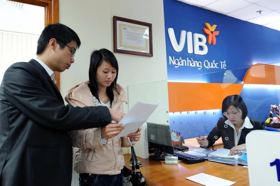 越南國際銀行（VIB）分行內，行員向民眾說明申辦文件。隨越南推出新設中小企業前三年免企業所得稅等扶植措施，市場關注稅務優惠與融資服務能否協助企業度過景氣波動期。（圖片翻攝自 Znews）