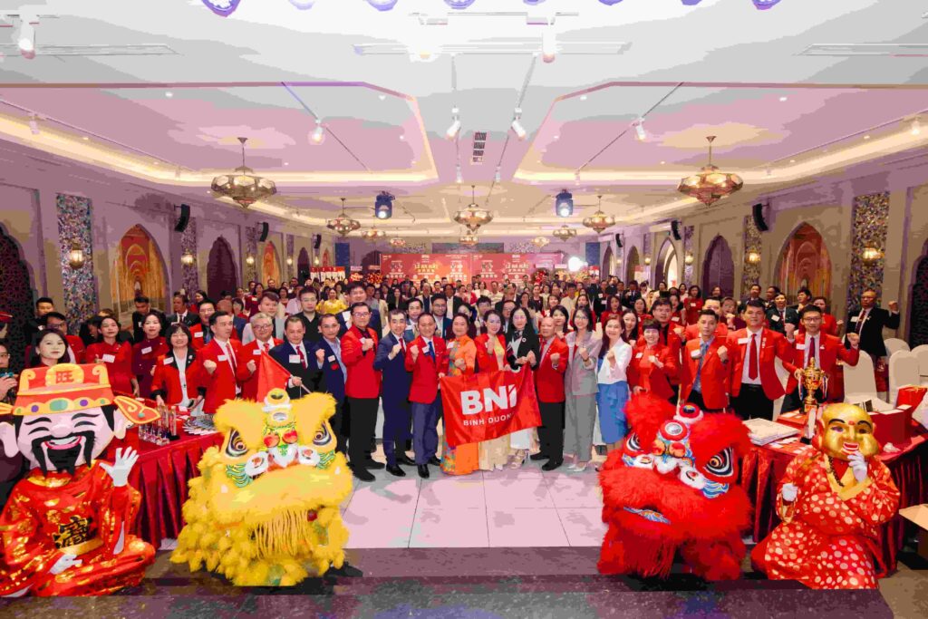 越南BNI永勝分會盛大啟動 見證台越企業「挑戰無限」 啟動典禮現場冠蓋雲集,祥獅獻瑞與財神爺為活動揭開吉祥序幕,預祝會務昌隆。數百位台越企業主與 BNI 嘉賓齊聚平陽 Sesan 酒店,共同見證這場年度商業盛事,現場氣氛熱烈非凡。(圖/欒金鳳 提供)