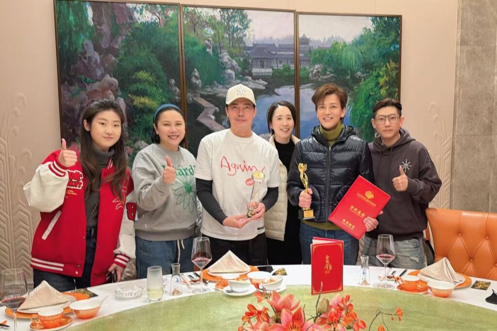 陳曉東補領影帝獎座 與謝天華同獲男配角獎即興扭臀同樂 陳曉東補領影帝獎座 與謝天華同獲男配角獎即興扭臀同樂