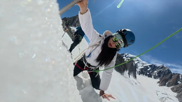 雷艾美踩進冰洞卡住出不來 驚魂一刻全曝光