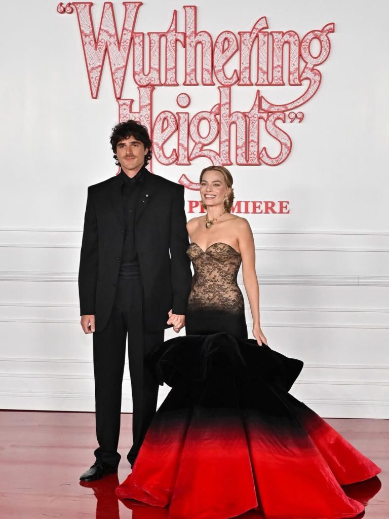 Charli xcx 攜手 George Daniel 現身 《The Moment》首映致敬《咆哮山莊》 Charli xcx 攜手 George Daniel 現身 《The Moment》首映致敬《咆哮山莊》