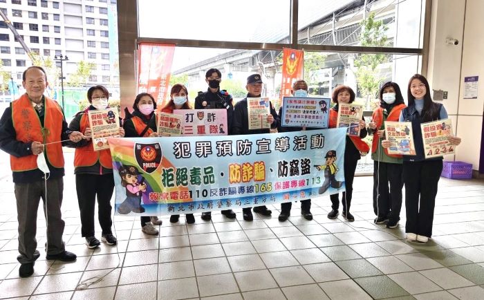 迎春節強化治安交通 三重警機動派出所即時便民 20 《圖說》捷運三重站設立「機動派出所」,提供即時、貼近民眾的多元服務。〈三重分局提供〉