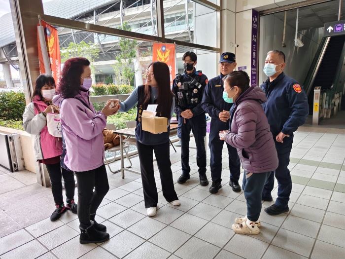 迎春節強化治安交通 三重警機動派出所即時便民 22 《圖說》「機動派出所」機動派出所的設置,期盼讓民眾在安心、順暢的環境中,平安歡度農曆春節。〈三重分局提供〉