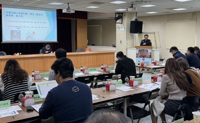 強化捍衛學童安全 三重警護童專案啟動 13 《圖說》三重警「護童專案勤務」全面啟動,盼建立校園安全防護網,提供學童上放學「安心走廊」,讓國小學童通學更為安全。〈三重分局提供〉