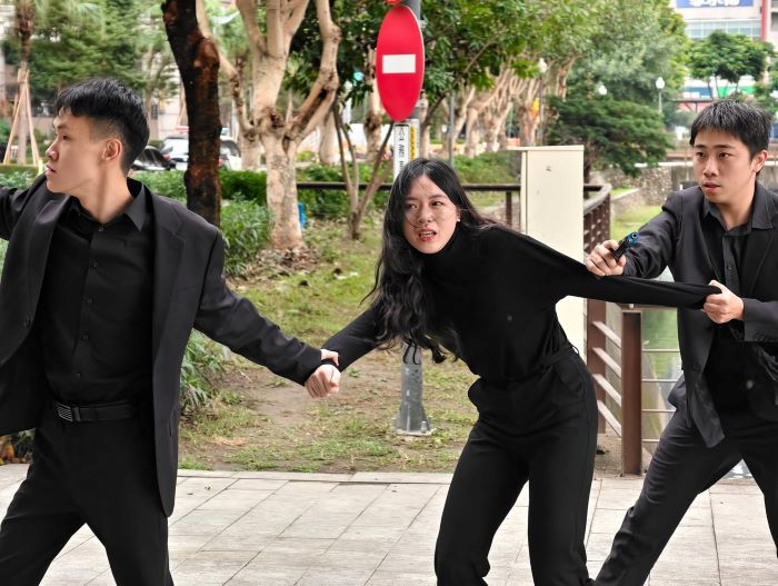 「樹懶」打劫銀行挾持人質 三重警防搶演練超逼真 42 《圖說》歹徒劫持人質與警對峙。〈三重分局提供〉