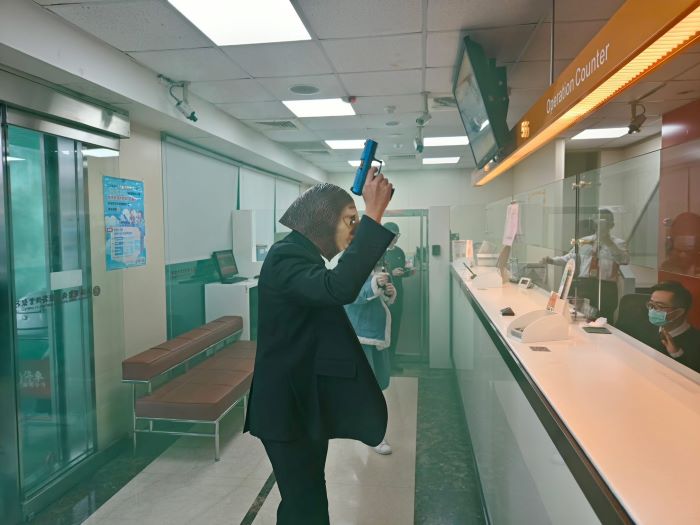 「樹懶」打劫銀行挾持人質 三重警防搶演練超逼真 41 《圖說》持槍戴面具歹徒打劫銀行。〈三重分局提供〉