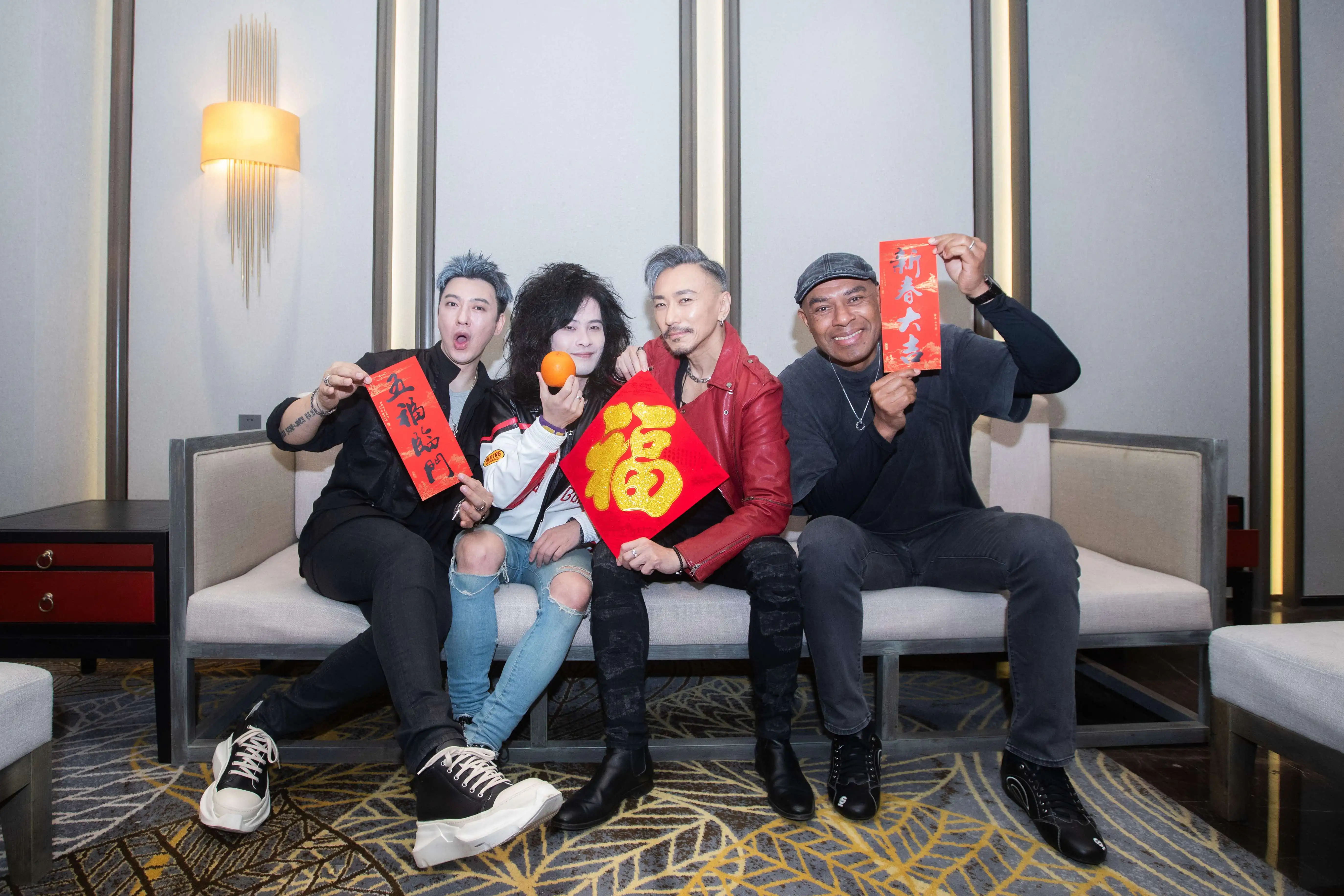 信樂團過年期間團員世界跑透透 開春齊聚團拜向樂迷送上滿滿祝福 信樂團過年期間團員世界跑透透 開春齊聚團拜向樂迷送上滿滿祝福