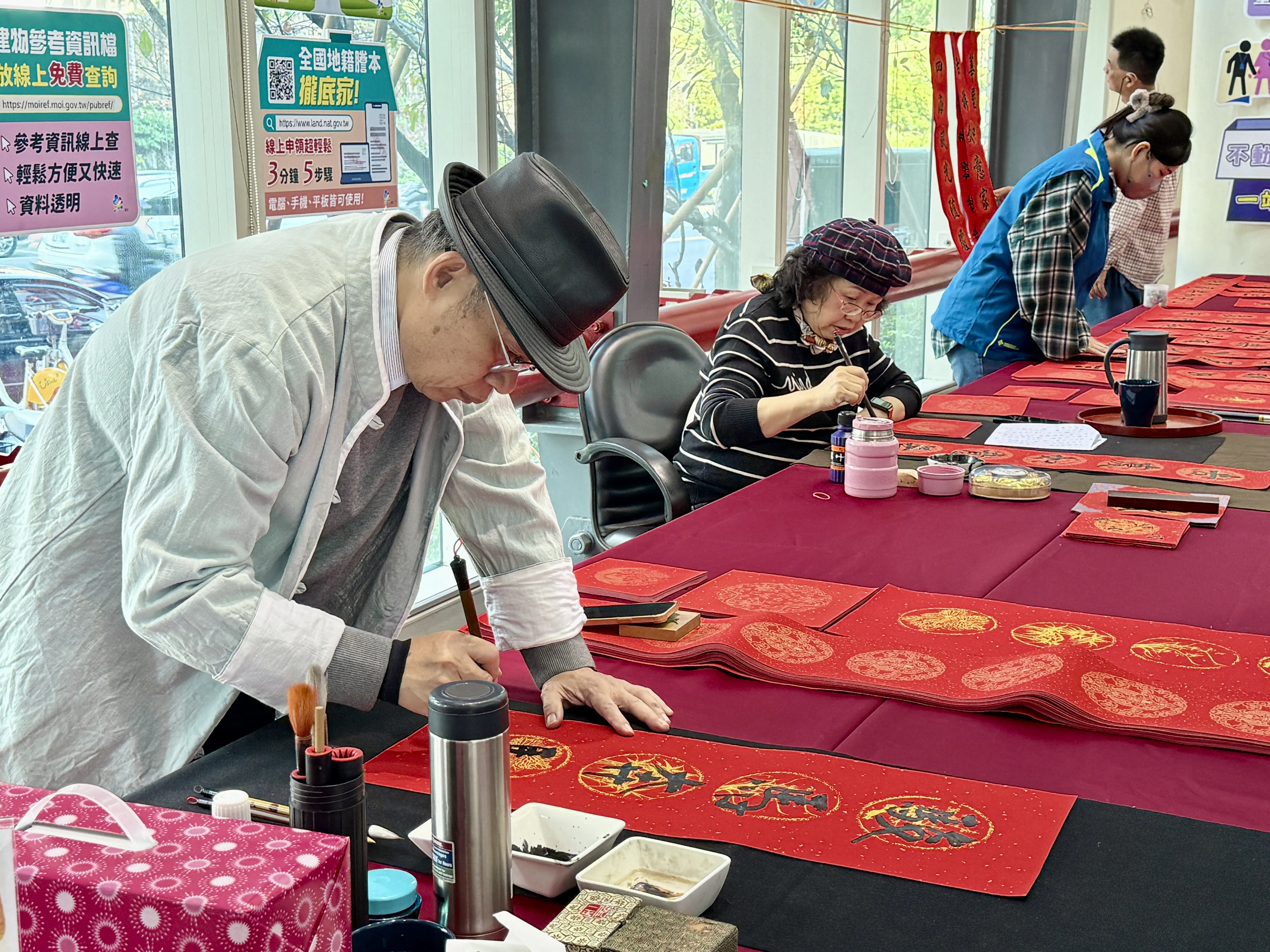 駿馬迎春過好年 中山地政邀名家揮毫贈春聯 駿馬迎春過好年 中山地政邀名家揮毫贈春聯