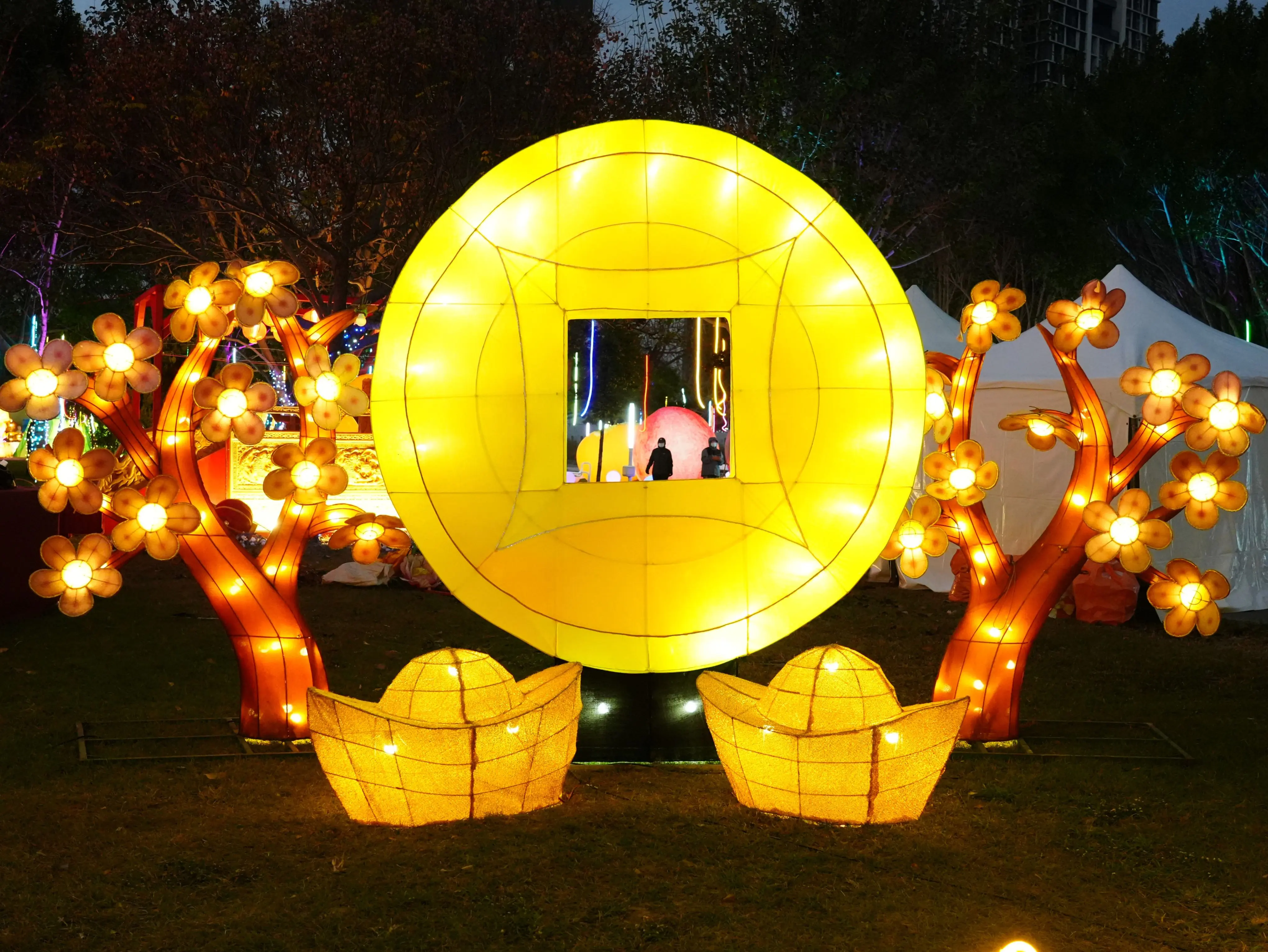 走一圈好運全收! 民政局幸福祈願村「媽祖童樂園」燈組超好拍 豐原慈濟宮加碼送錢母、月老姻緣繩 走一圈好運全收! 民政局幸福祈願村「媽祖童樂園」燈組超好拍 豐原慈濟宮加碼送錢母、月老姻緣繩