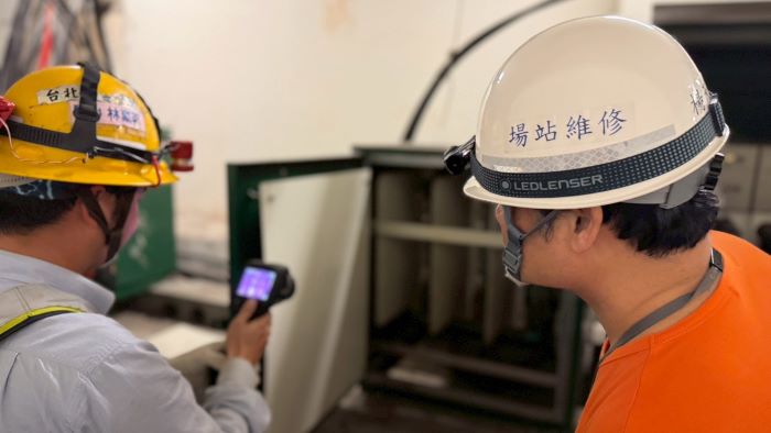 百餘人24 小時 台電北南區處全力守護春節供電無虞 20 《圖說》北南區處與高鐵共同進行供電設備巡檢,確保春節期間高鐵系統穩定運行。〈北南區處提供〉