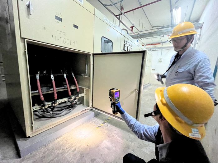 百餘人24 小時 台電北南區處全力守護春節供電無虞 19 《圖說》北南區處協助台鐵共同檢測供電設備,確保春節期間鐵路運輸安全無虞。〈北南區處提供〉