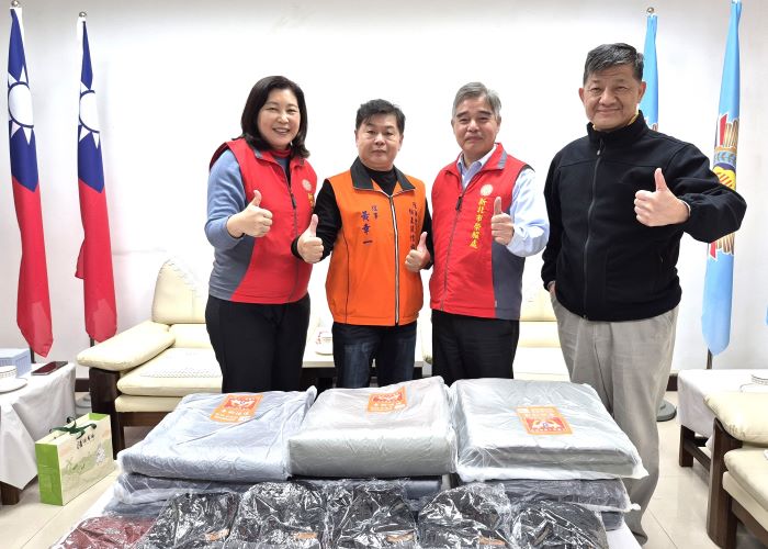關懷新北榮民眷 〈陸海空軍協會〉贈保暖物資 36 《圖說》黃幸一理事(左二)及與林振生處長(右二)、楊副處長(右一)、吳曉慧總幹事(左一)合影。〈新北榮服處提供〉