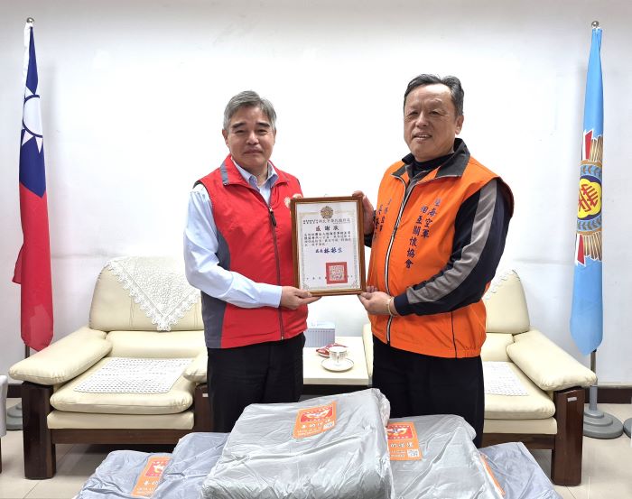 關懷新北榮民眷 〈陸海空軍協會〉贈保暖物資 35 《圖說吳隆海常務監事(右)致贈保暖物資,由林振生處長(左)回贈感謝狀。〈新北榮服處提供〉