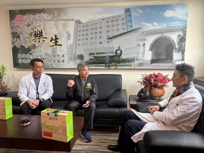 強化高齡榮民眷照護合作 新北榮服處拜會樂生療養院 10 《圖說》林振生處長(中)與王偉傑院長(右)以及社工作科何政祐主任(左),就輔導會照顧榮民眷等議題進行交流。〈新北榮服處提供〉