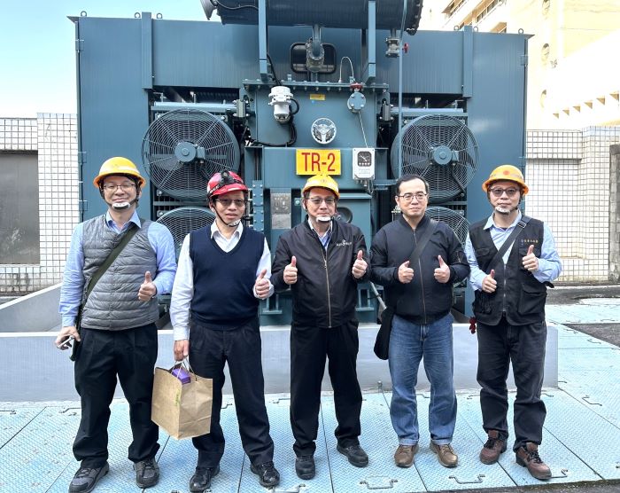 穩定供電迎新春 台電北西區處全面整備守護萬家燈火 23 《圖說》台電北西區處處長徐進福(中)帶領台電外勤人員至林口長庚醫院進行用電宣導與技術交流。〈北西區處提供〉