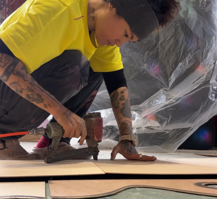 原民藝術注入自然省思 新北燈會女獵人走入城市森林 23 《圖說》藝術家蔣沛珊Yabun Yuma創作《獵人的山林奇遇》燈飾的製作過程紀錄。〈原民局提供〉