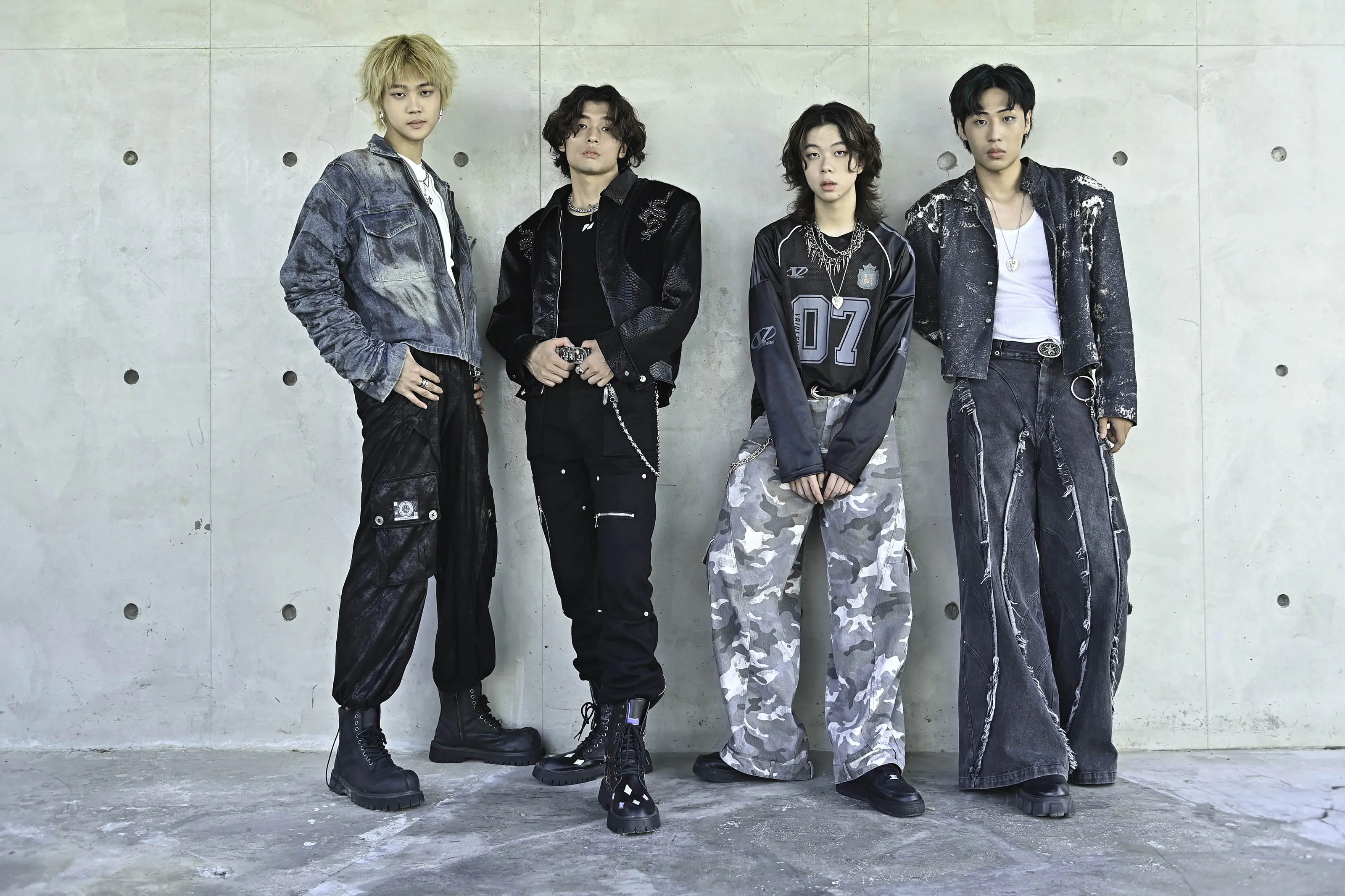 帕拉斯凌晨三點開工拍MV 不畏艷陽穿皮衣帥氣取景 汗流浹背完成 帕拉斯凌晨三點開工拍MV 不畏艷陽穿皮衣帥氣取景 汗流浹背完成