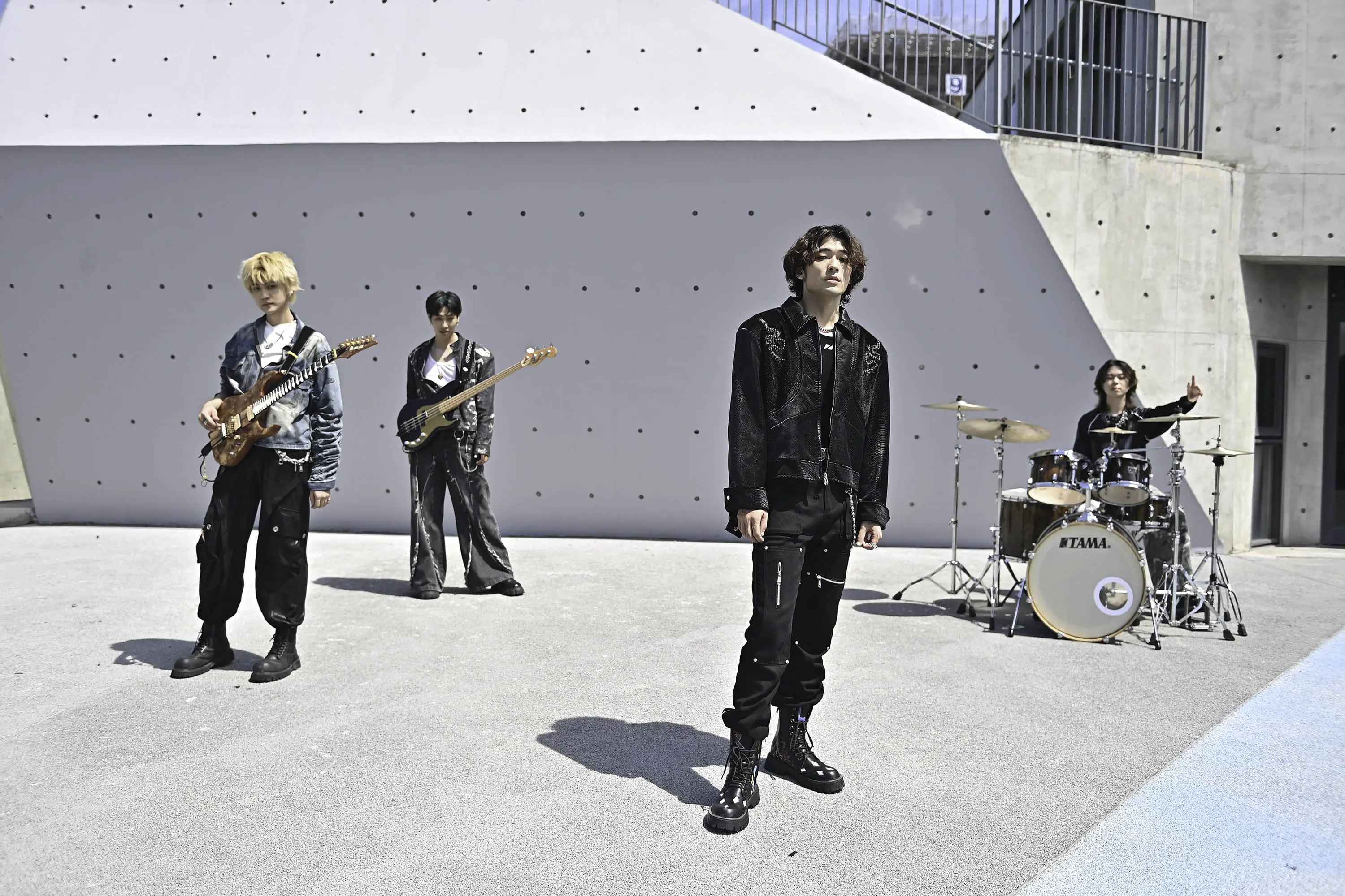 帕拉斯凌晨三點開工拍MV 不畏艷陽穿皮衣帥氣取景 汗流浹背完成 帕拉斯凌晨三點開工拍MV 不畏艷陽穿皮衣帥氣取景 汗流浹背完成