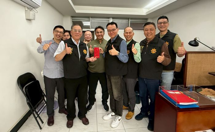 慰問中和警 中職前全壘打王張泰山攜手識詐宣導 4 《圖說》中和警歡欣與全壘打王張泰山合影。〈中和分局提供〉