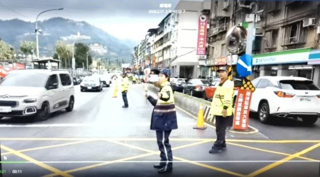 烘爐地春節香火鼎盛 中和警超前部署交通更順暢 22 《圖說》烘爐地南山福德宮,春節期間香火鼎盛,中和警加強交通疏導,全力守護交通順暢與市民安全。〈中和分局提供〉