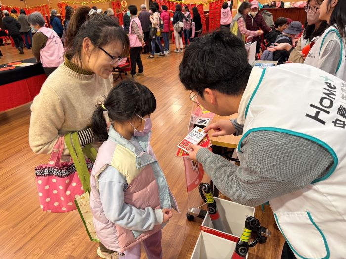 陪伴永和迎新年 中嘉寬頻|新視波幸福「嘉」碼不斷線 9 《圖說》中嘉寬頻|新視波現場送好禮。〈主辦單位提供〉