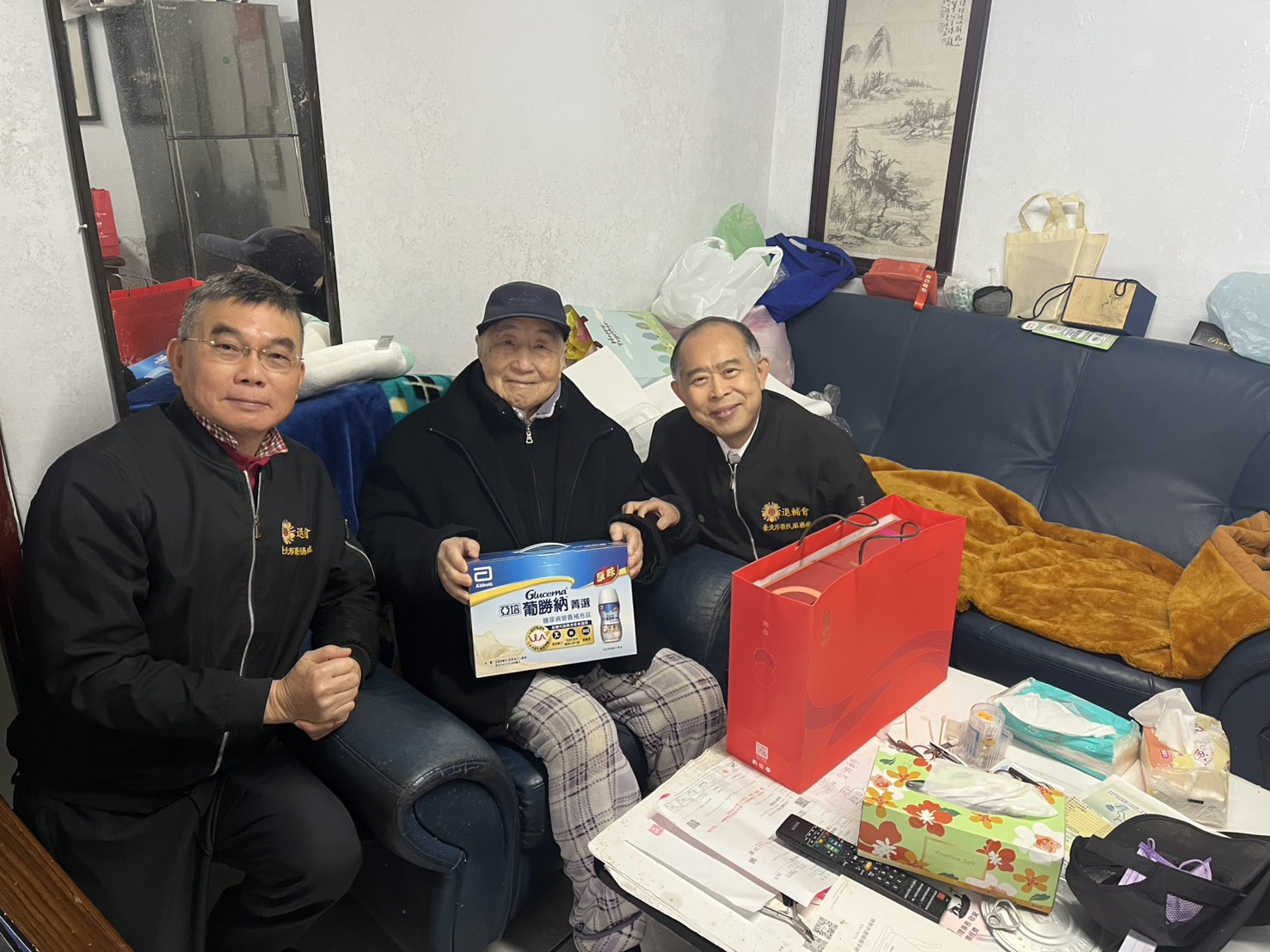 關懷北投人瑞榮民 北市榮服處歲末祝賀送暖 43 《圖說》97歲薛龍爺爺至今仍能自理生活,展現自立自強的精神。〈臺北市榮服處提供〉