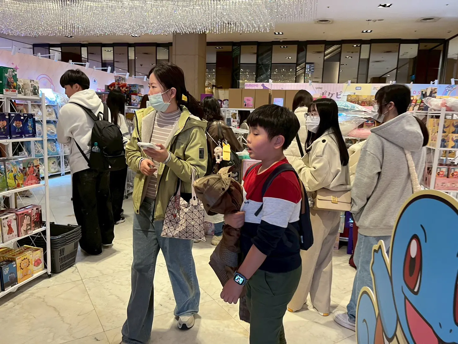 開春添好運購物抽IPhone 17 pro、Apple Watch 新光三越高雄左營店美日韓特賣會擠爆人潮 開春添好運購物抽IPhone 17 pro、Apple Watch 新光三越高雄左營店美日韓特賣會擠爆人潮