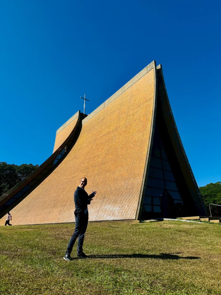 加拿大TRU大學「2026國際青年高峰會」 首邀台青年參與模擬聯合國議事 11 %E5%9C%96%E8%AA%AA%E4%B8%89%E5%8A%A0%E6%8B%BF%E5%A4%A7TRU%E4%B8%BB%E5%8B%95%E4%BF%83%E6%88%90%E6%AD%A4%E6%AC%A1%E5%90%88%E4%BD%9CTRU%E5%9C%8B%E9%9A%9B%E4%BA%8B%E5%8B%99%E5%89%AF%E6%A0%A1%E9%95%B7Justin%E5%8F%83%E8%A8%AA%E6%9D%B1%E6%B5%B7%E5%A4%A7%E5%AD%B8 768x1024 1