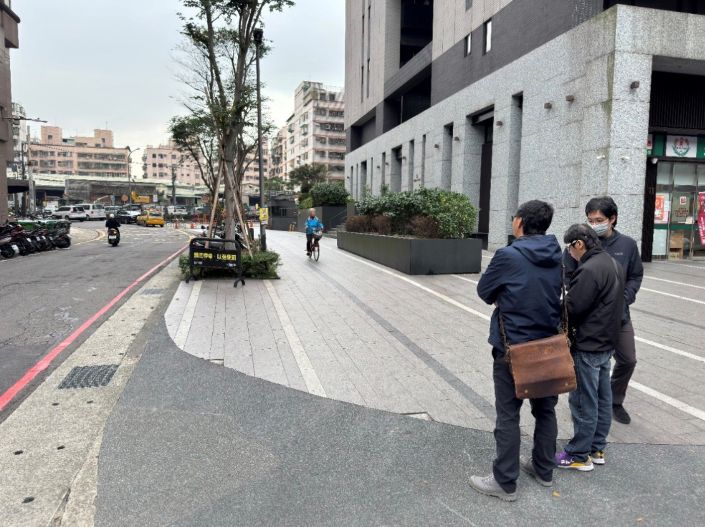 採買年貨免驚沒車位 土城警 3大「限時停車」貼心服務 26 《圖說》土城分局規劃三處「隱藏版」臨時停車空間,解決採買年貨停車一位難求困擾。〈土城分局提供〉