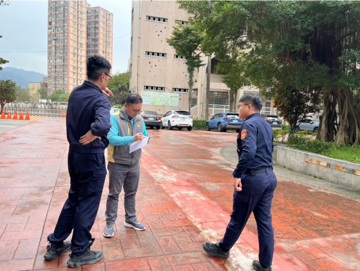 採買年貨免驚沒車位 土城警 3大「限時停車」貼心服務 25 《圖說》土城分局為解決農曆春節將至採買年貨停車一位難求困擾主動出擊,協調周邊單位釋出閒置空間,現場勘查情形。〈土城分局提供〉