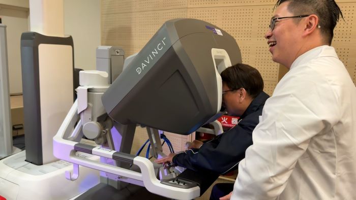 手術破千例高階醫療再升級 新北首座單孔達文西啟用 56 《圖說》劉和然體驗操作單孔達文西設備,劉忠一在旁說明協助。〈衛生局提供〉