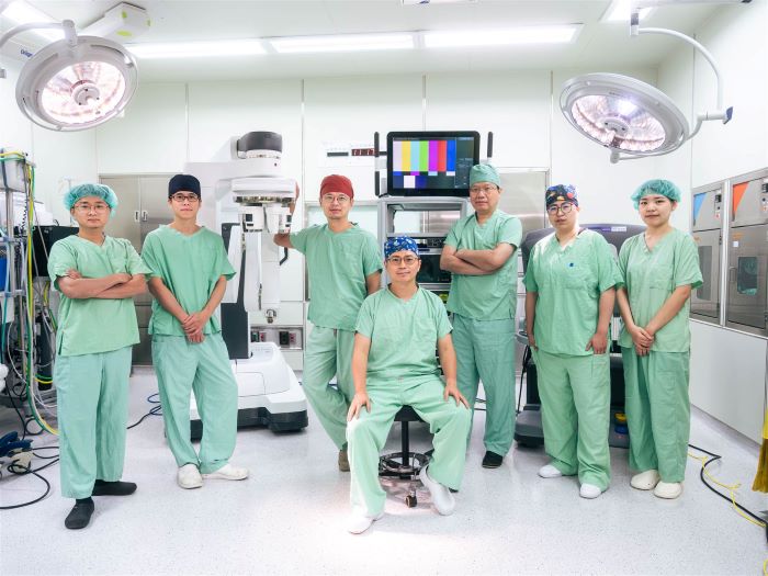 手術破千例高階醫療再升級 新北首座單孔達文西啟用 55 《圖說》達文西微創手術中心主任劉忠一〈中〉與團隊。〈土城醫院提供〉
