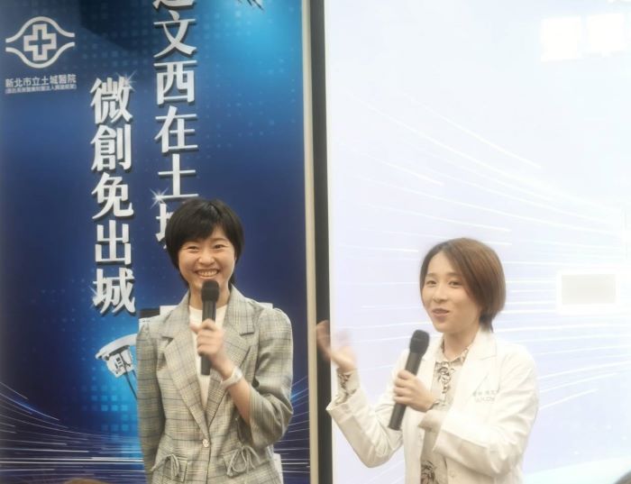 手術破千例高階醫療再升級 新北首座單孔達文西啟用 54 《圖說》土城醫院達文西微創手術執刀第一千例醫師陳文欣醫師〈右〉與病患分享單孔達文西設備術後復原情形。〈記者葉柏成攝〉