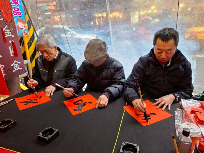 助基隆榮民遺孤學子 「采青團隊」春聯義賣11年不輟 12 《圖說》基隆榮服處長方正(右)、書法大師張明萊老師(中)及黃由臻將軍(左)現場揮毫開筆。〈基隆榮服處提供〉