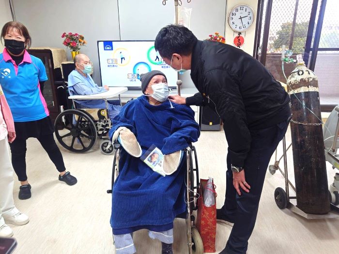關懷住院榮民 基隆榮服處春節前夕專程探視 18 《圖說》方正處長(右)關懷劉伯伯近況。〈基隆榮服處提供〉