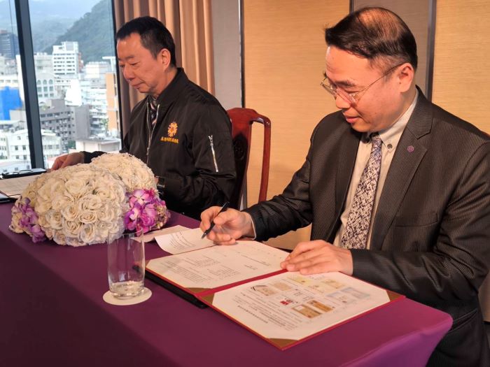 基隆榮處公私協力照顧袍澤 入住〈山形閣〉享專屬折扣 28 《圖說》基隆榮服處長方正(左)與山形閣代表李招賢協理(右)簽署特約商店儀式。〈基隆榮服處提供〉